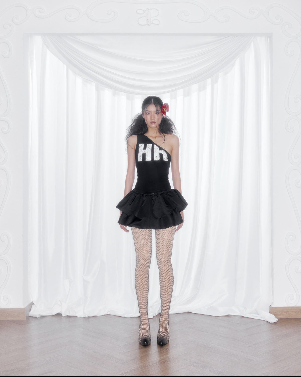 HR ONE-SHOULDER TOP by Huelleyrose