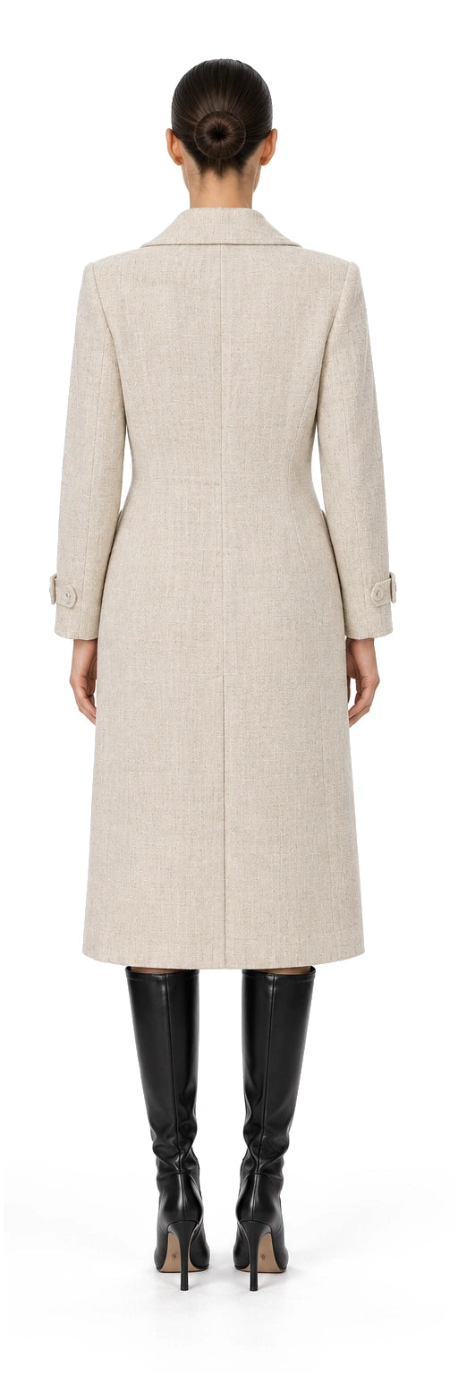 MĂNG TÔ TWEED SỢI BE NÂU ỐP TÚI CHÉO, AI-rendered back view; rear details inferred where no source exists